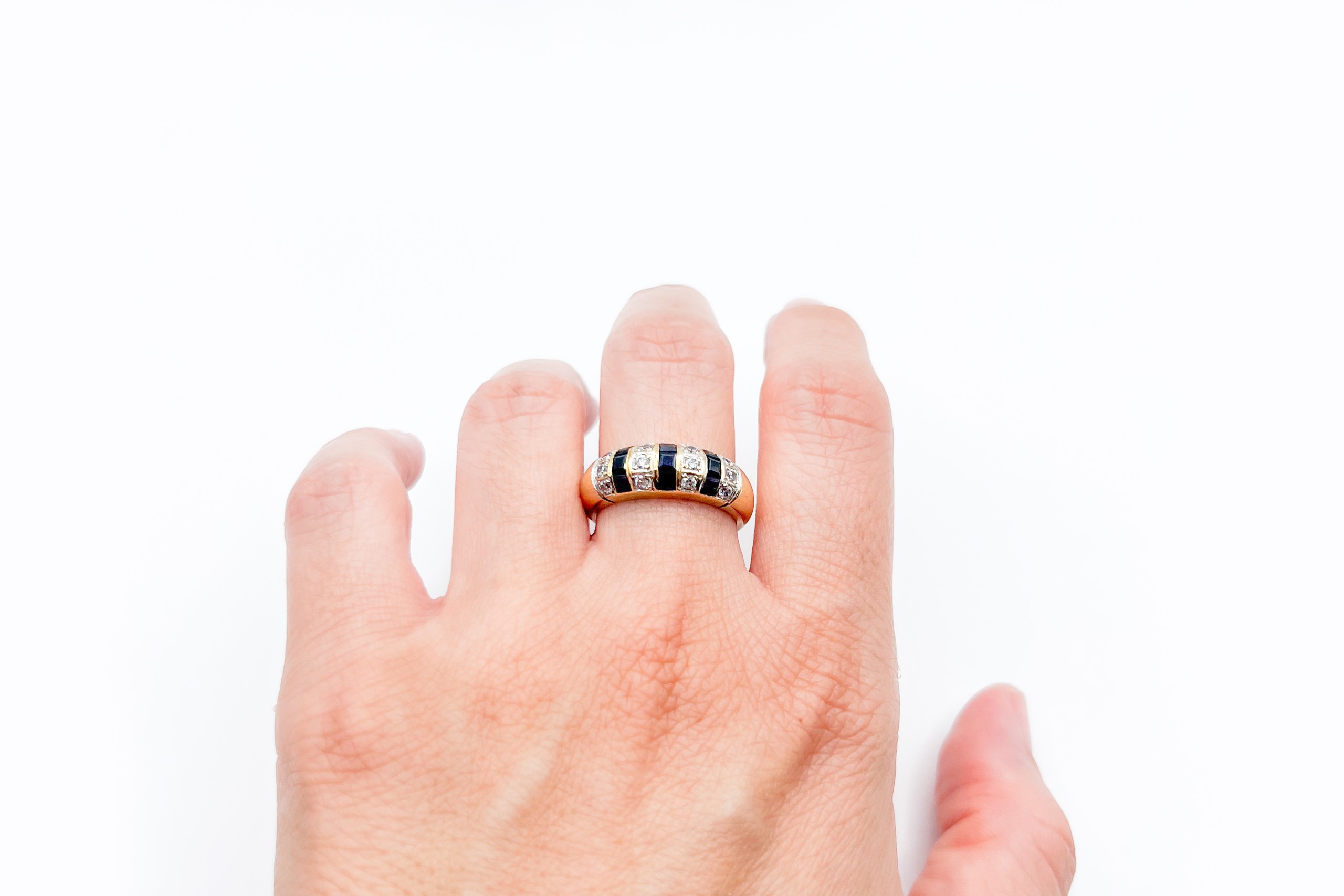 Anillo de oro de 18K con piedras de color