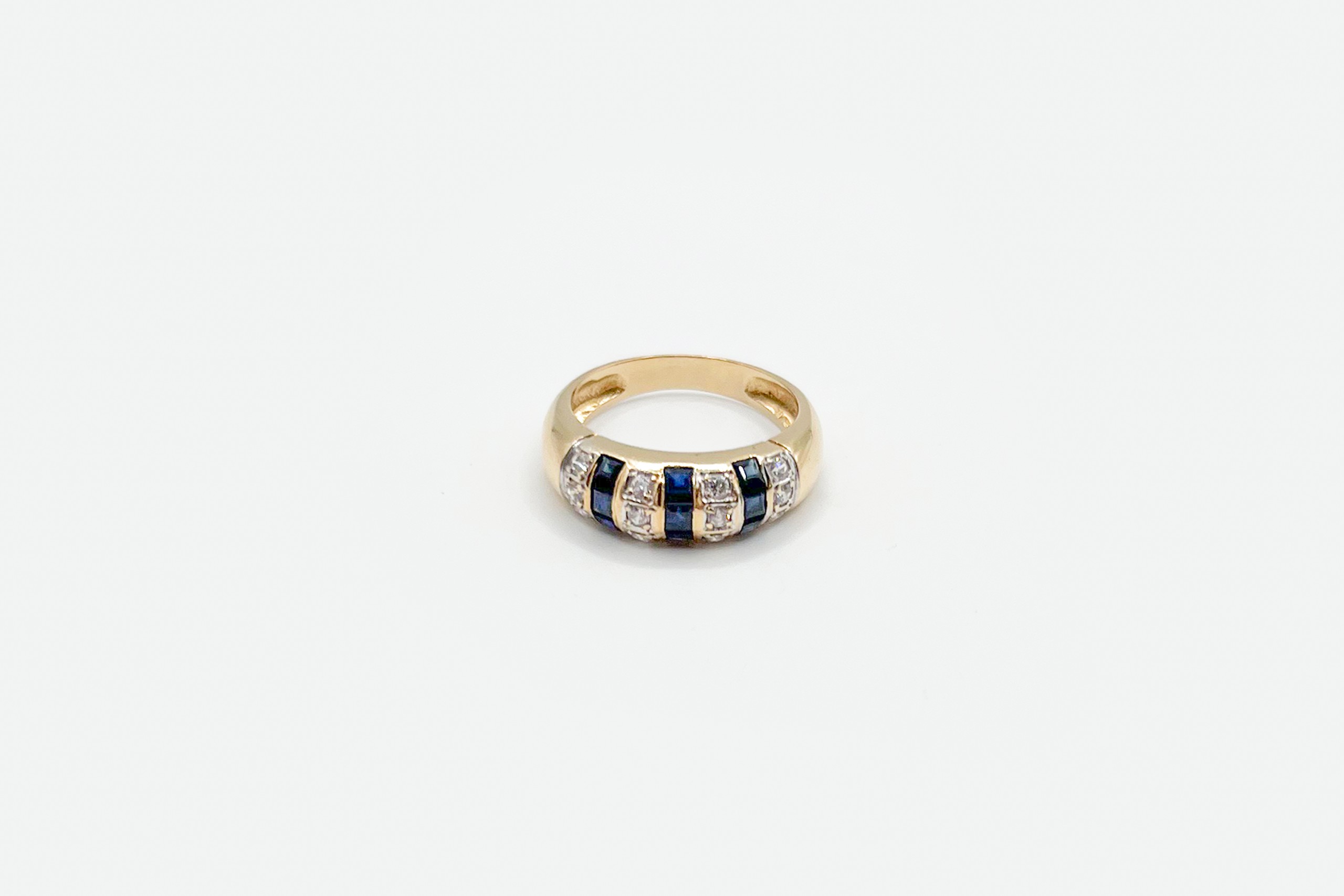 Anillo de oro de 18K con piedras de color