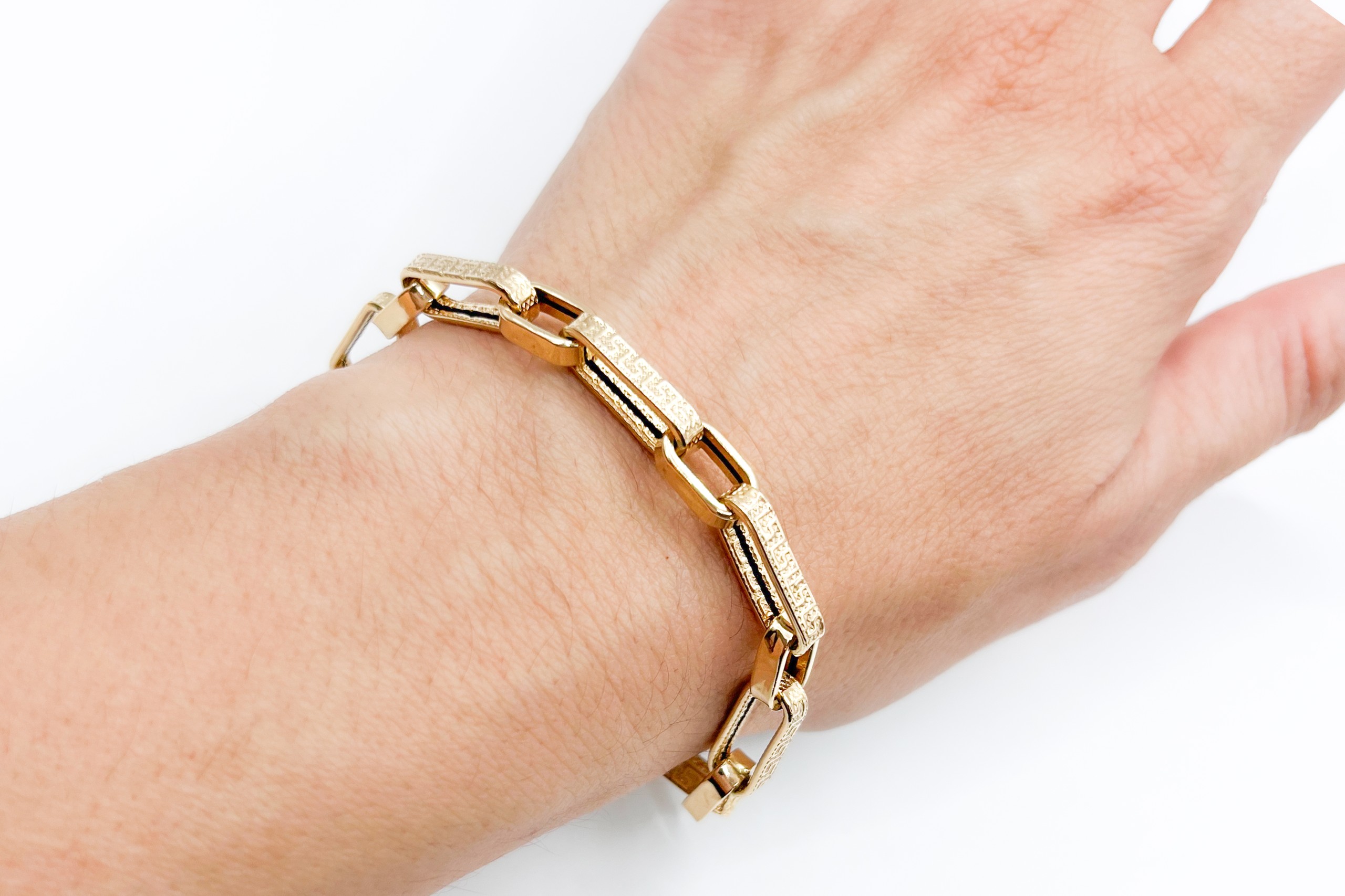Pulsera tipo forzada de oro de 18K