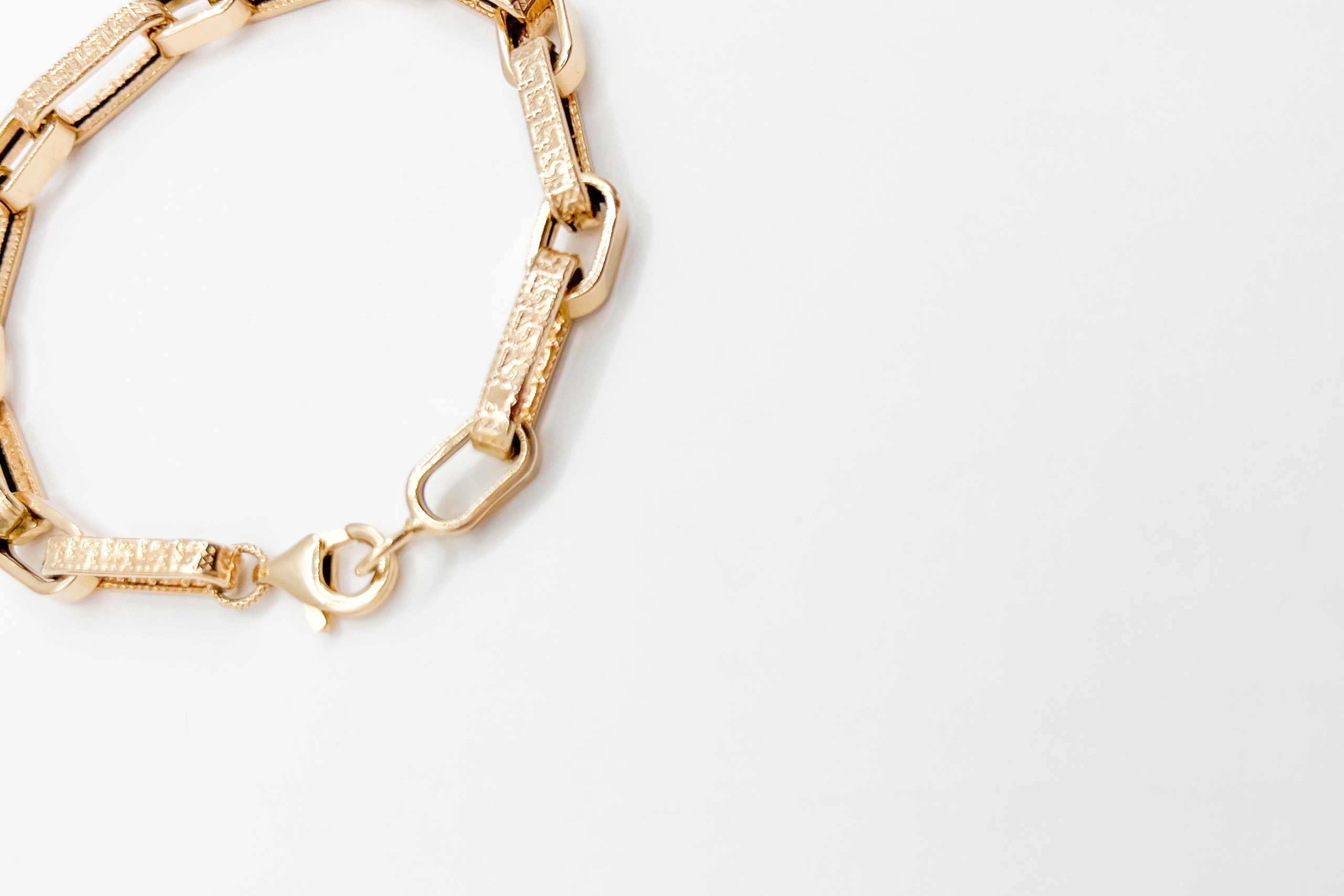 Pulsera tipo forzada de oro de 18K