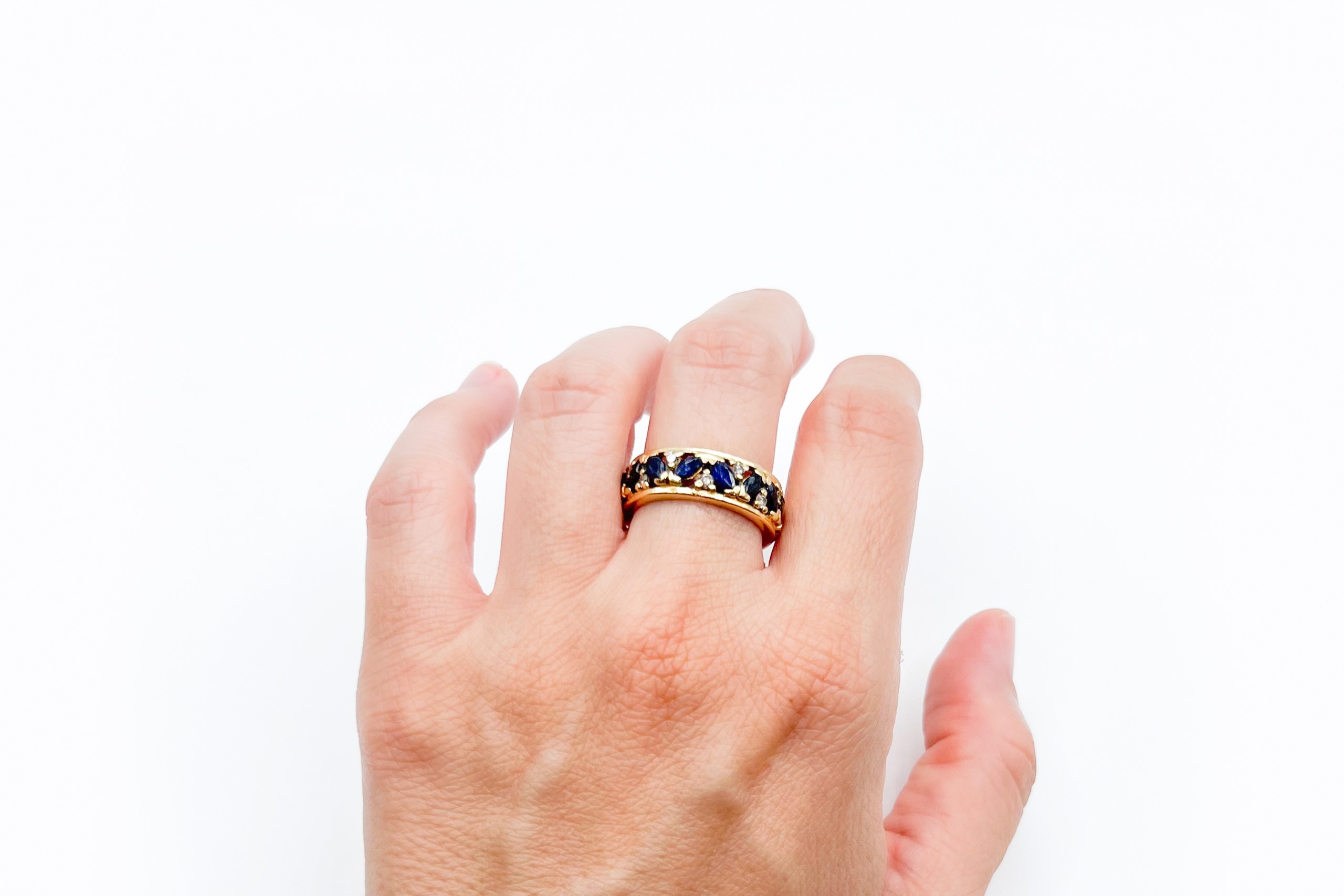 Anillo de oro de 18K con piedras de color