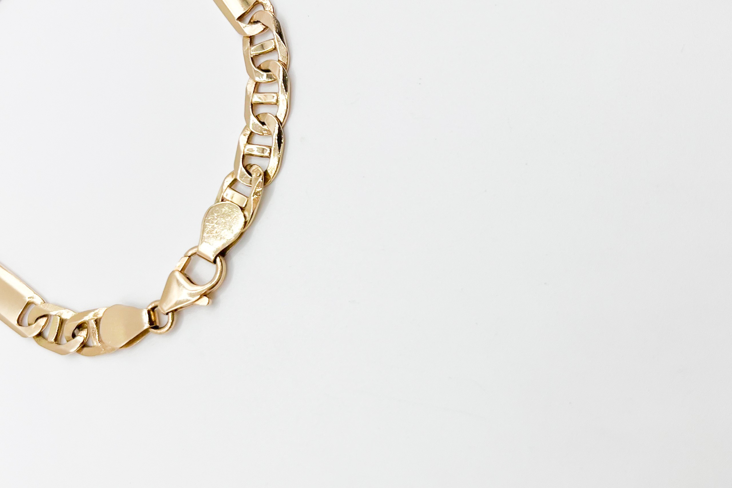 Pulsera tipo fígaro de oro de 18K