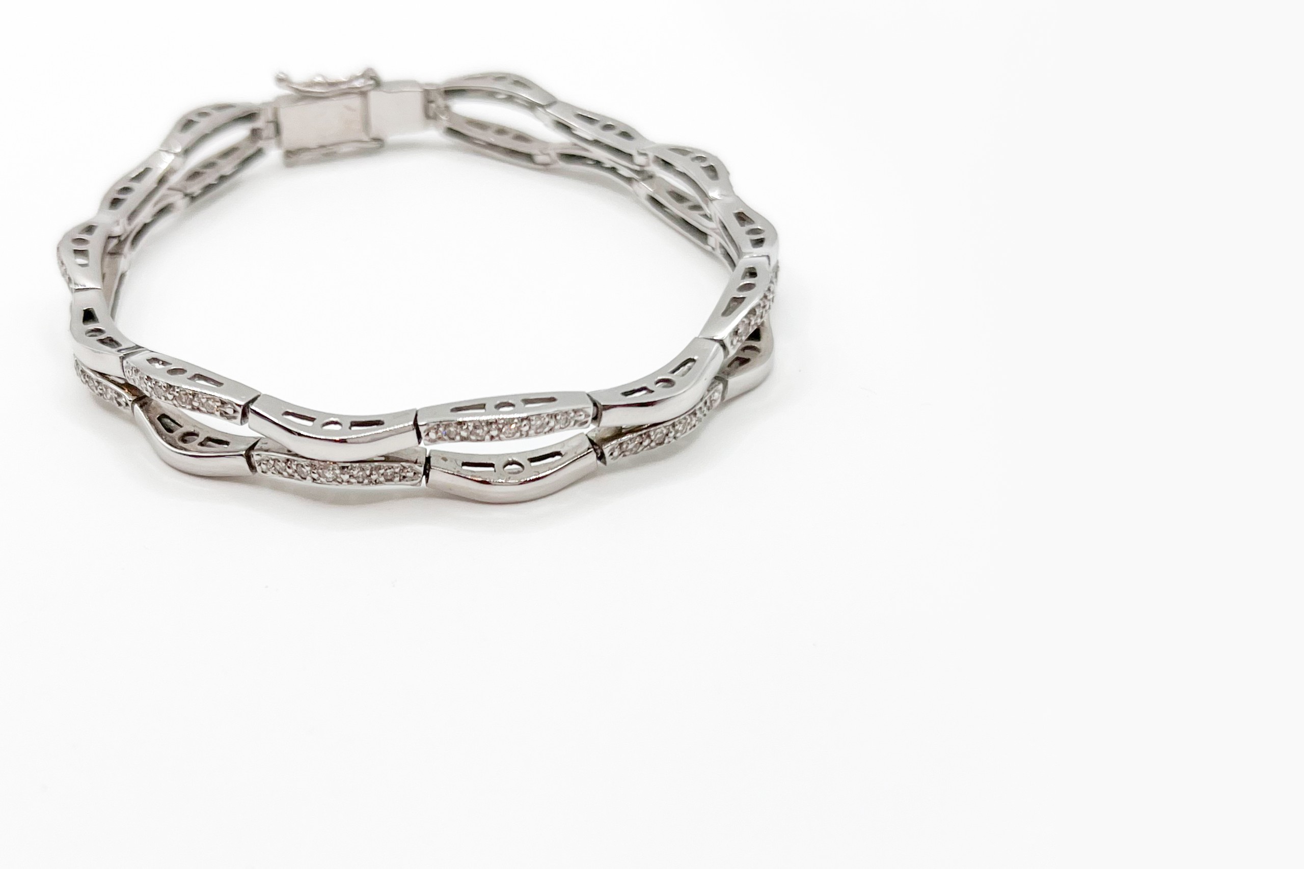 Pulsera tipo fantasía de oro blanco de 18K con diamantes