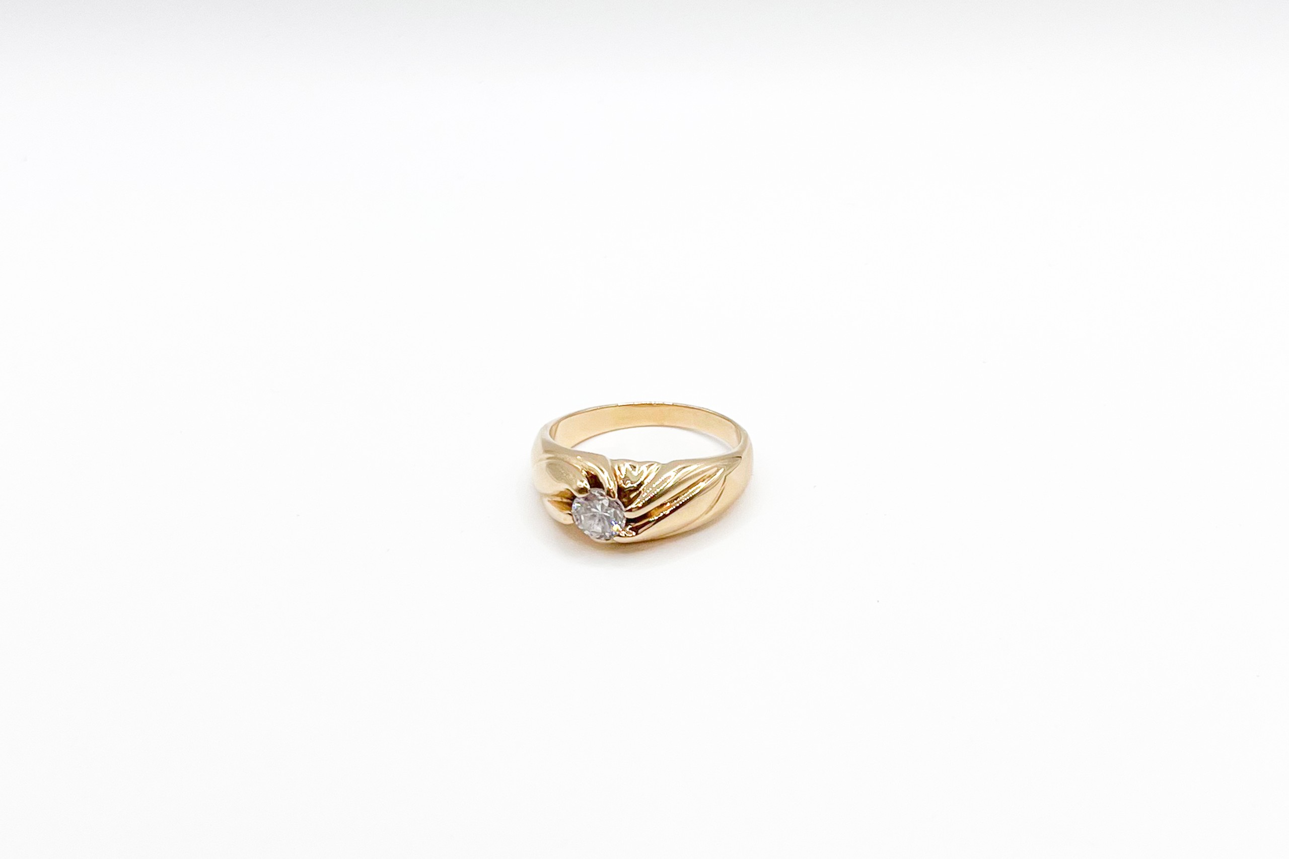 Anillo tipo solitario de oro de 18K con piedras de color