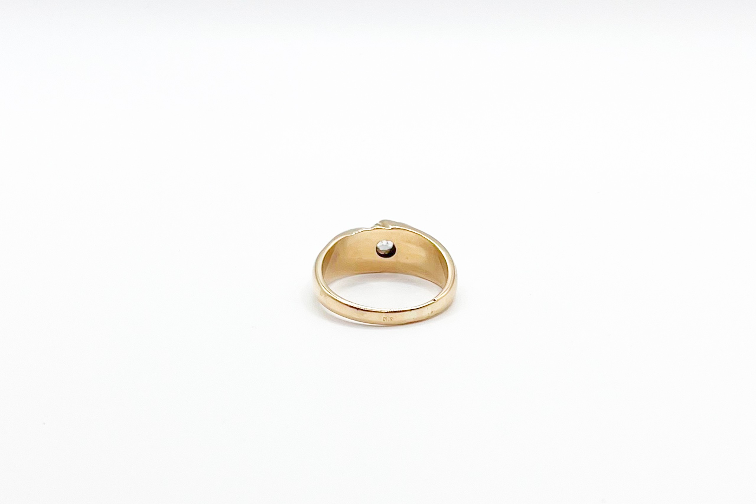 Anillo tipo solitario de oro de 18K con piedras de color