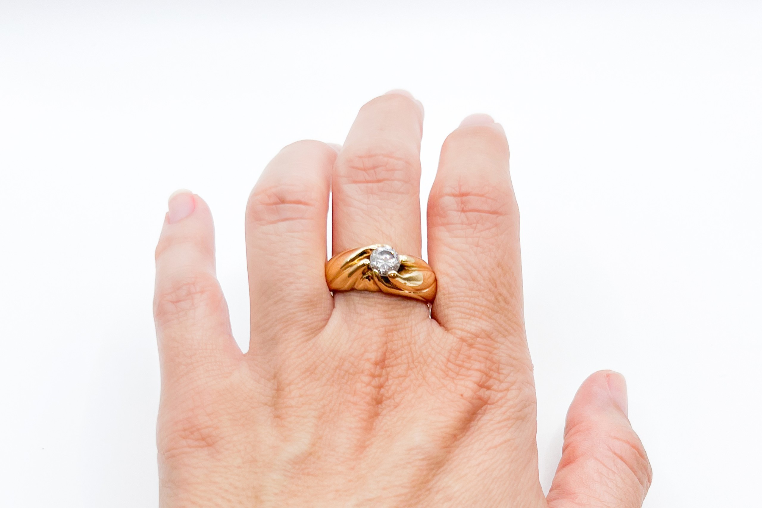 Anillo tipo solitario de oro de 18K con piedras de color