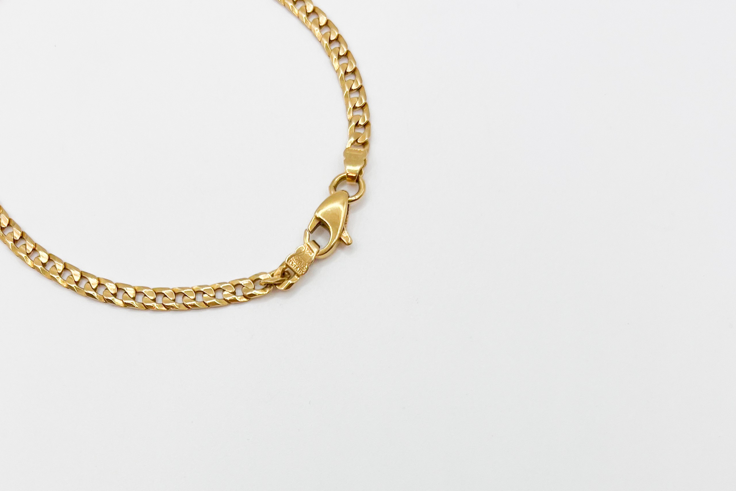 Pulsera tipo barbada de oro de 18K