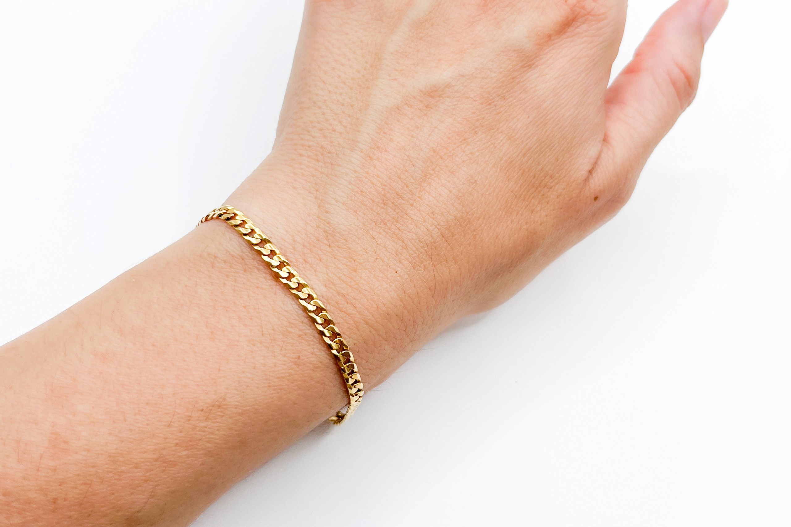 Pulsera tipo barbada de oro de 18K